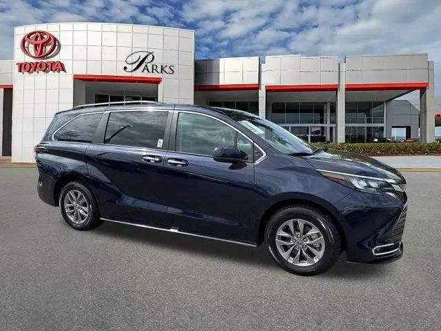 2024 Toyota Sienna XLE