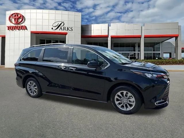 2024 Toyota Sienna XLE Van