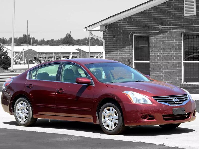 2010 nissan altima red