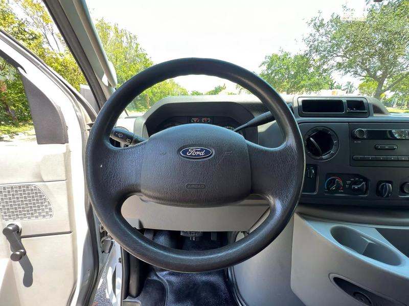 2015 Ford E-350 Cutaway - $17,900