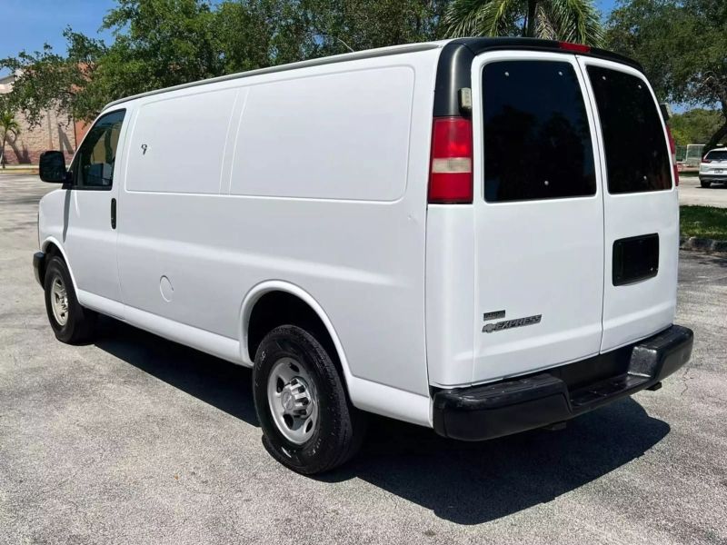 2004 CHEVROLET Express Van - $8,900