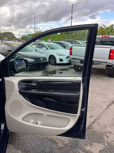 2016 DODGE Grand Caravan Minivan - $5,395