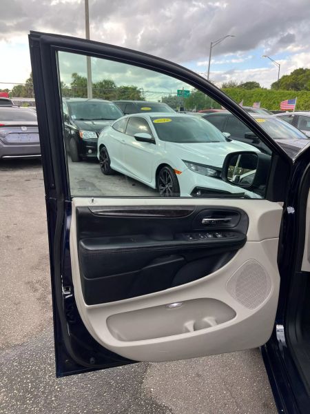 2016 DODGE Grand Caravan Minivan - $5,395