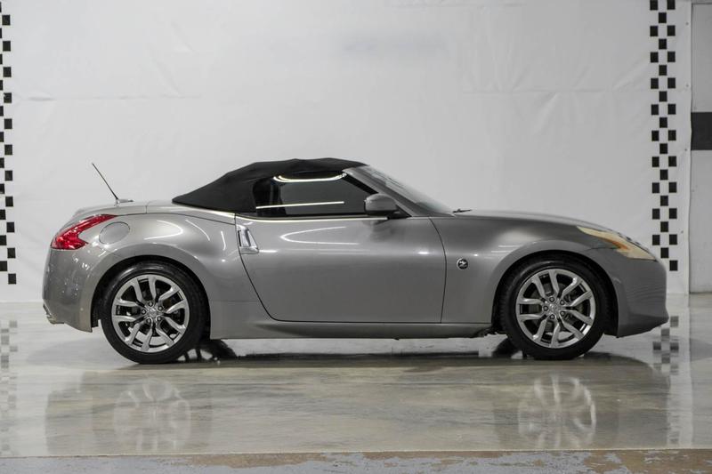 2010 Nissan 370Z Touring Roadster 2D 9