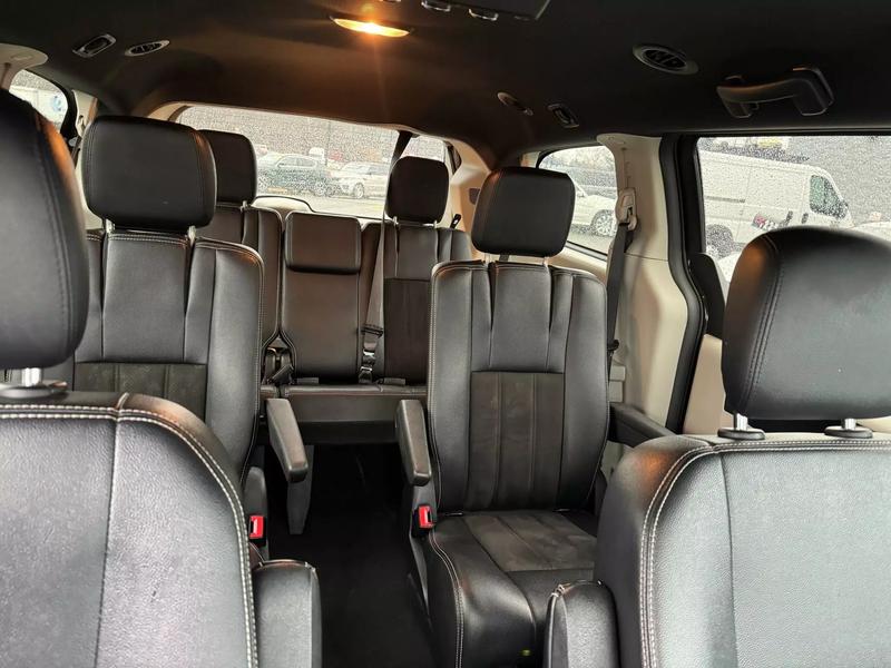 2019 Dodge Grand Caravan Passenger SXT Minivan 4D 28