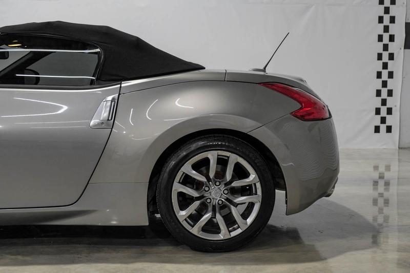 2010 Nissan 370Z Touring Roadster 2D 15