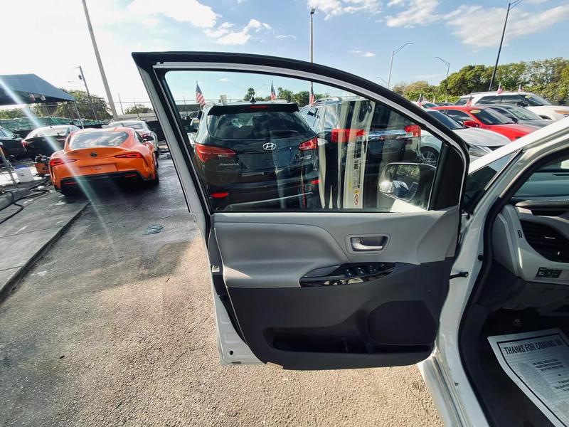 2018 TOYOTA Sienna Minivan - $22,995