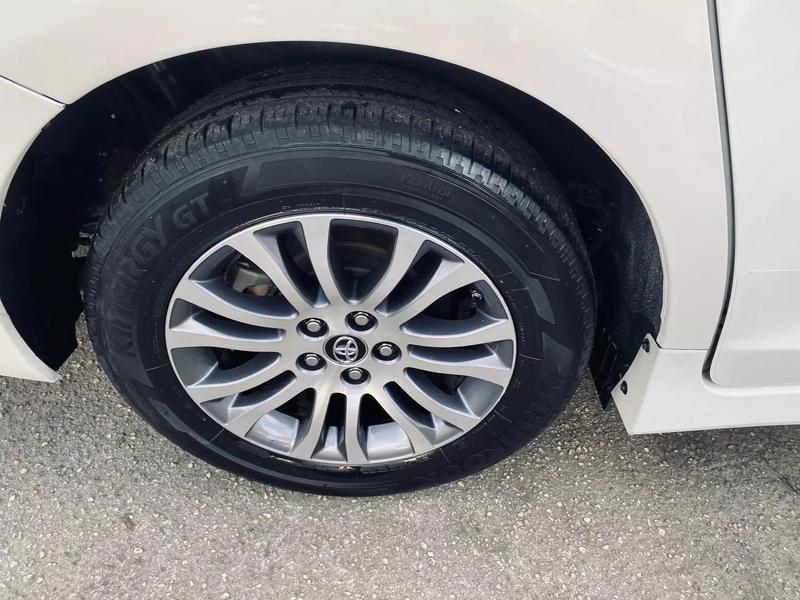 2018 TOYOTA Sienna Minivan - $22,995