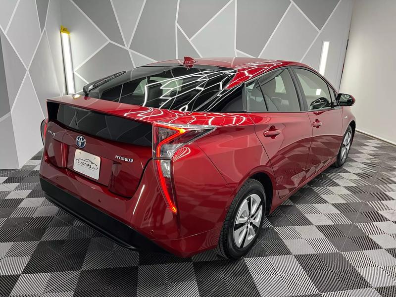 2018 Toyota Prius Two Hatchback 4D 17