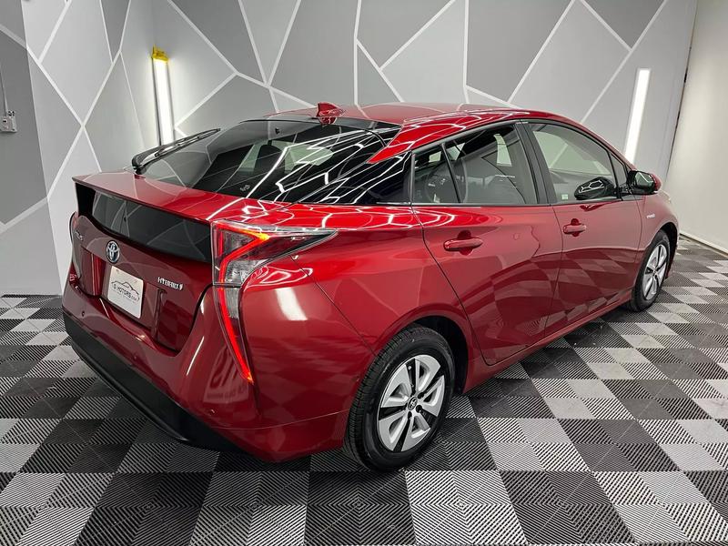 2018 Toyota Prius Two Hatchback 4D 18