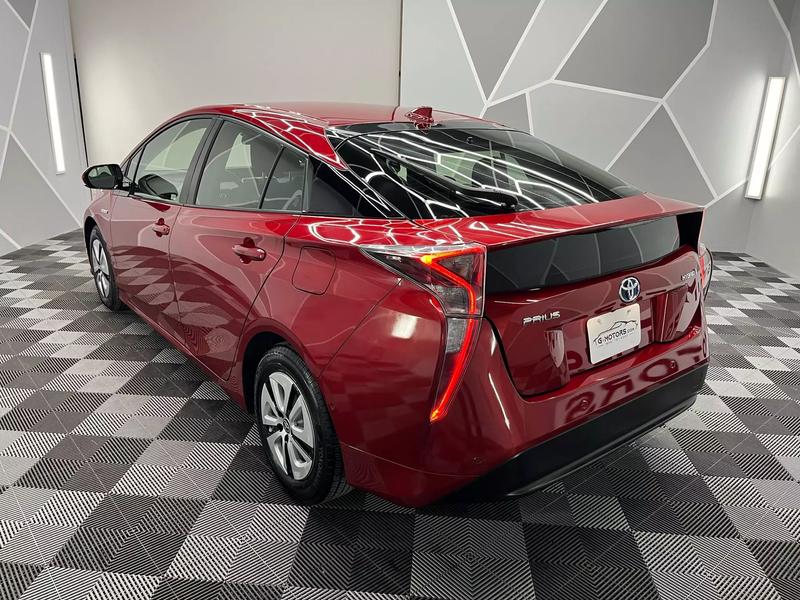 2018 Toyota Prius Two Hatchback 4D 11