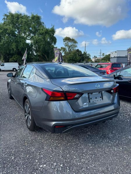 2022 Nissan Altima  - $20900