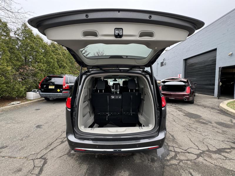 2019 Chrysler Pacifica Touring L Minivan 4D 19