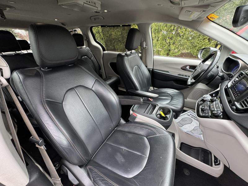 2019 Chrysler Pacifica Touring L Minivan 4D 23