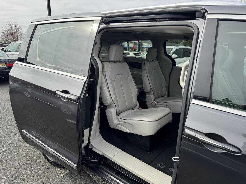 2017 Chrysler Pacifica Limited Minivan 4D 20