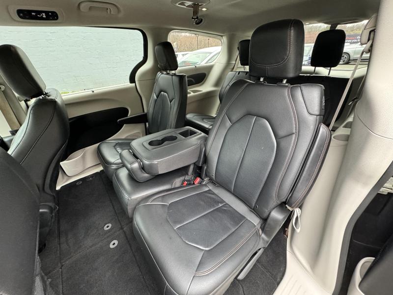 2019 Chrysler Pacifica Touring L Minivan 4D 27