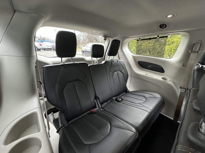 2019 Chrysler Pacifica Touring L Minivan 4D 25