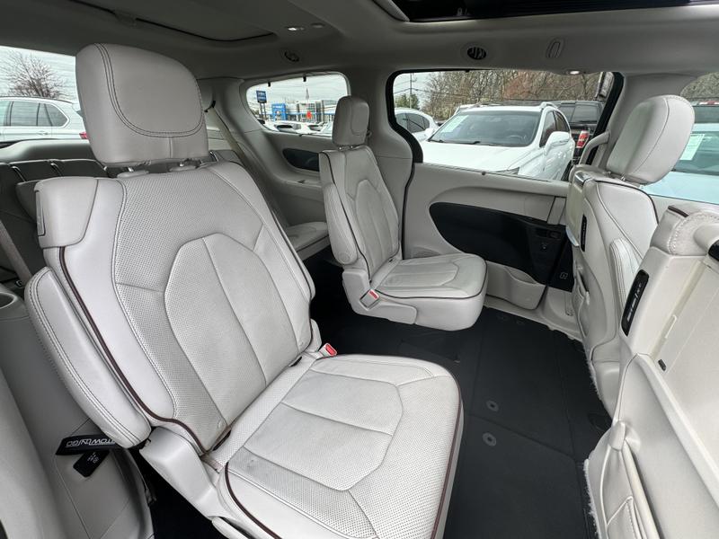 2017 Chrysler Pacifica Limited Minivan 4D 23