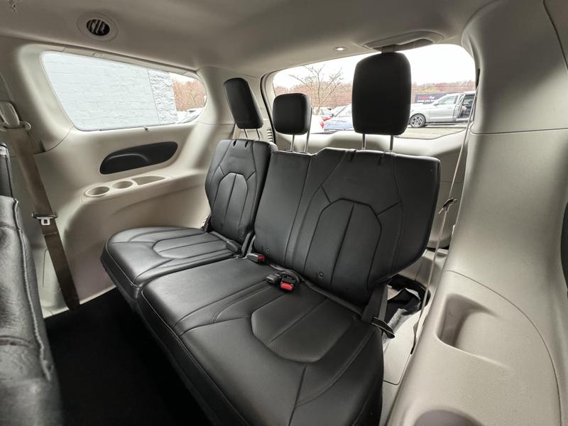 2019 Chrysler Pacifica Touring L Minivan 4D 26