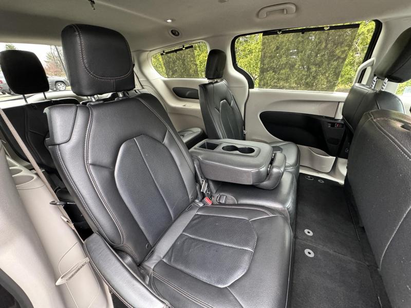 2019 Chrysler Pacifica Touring L Minivan 4D 24