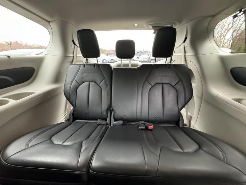 2019 Chrysler Pacifica Touring L Minivan 4D 28