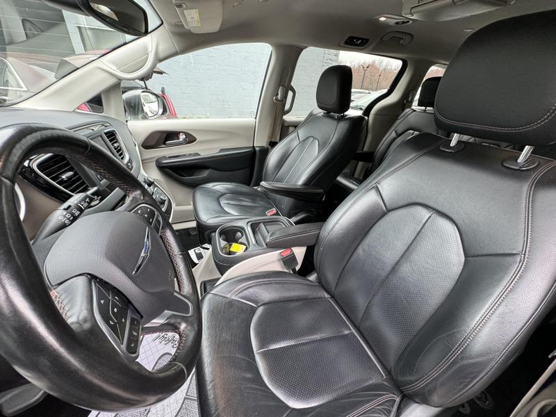 2019 Chrysler Pacifica Touring L Minivan 4D 33