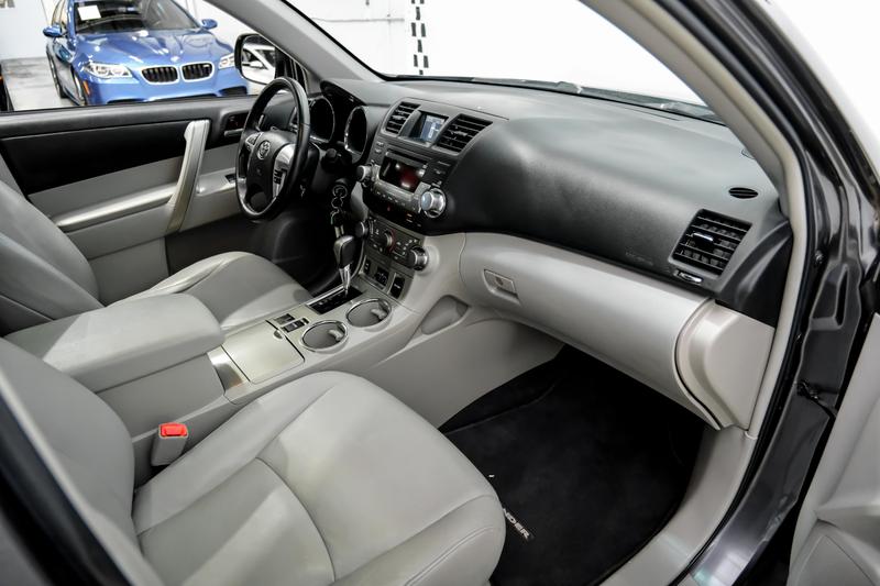 2011 Toyota Highlander SE Sport Utility 4D 9