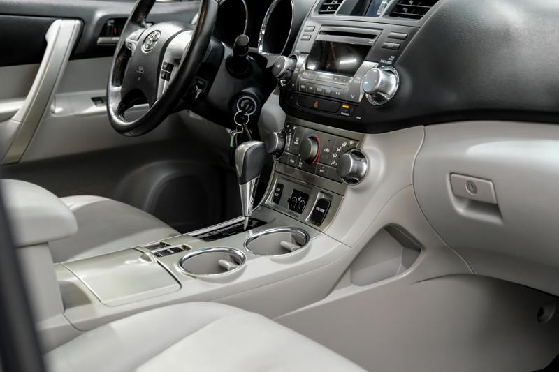 2011 Toyota Highlander SE Sport Utility 4D 23