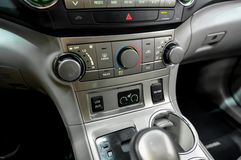 2011 Toyota Highlander SE Sport Utility 4D 26
