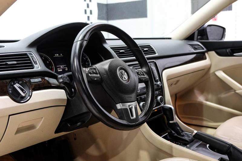 2015 Volkswagen Passat 1.8T SEL Premium Sedan 4D 19