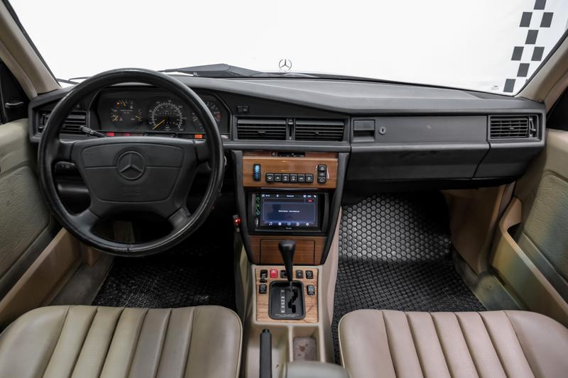 1992 Mercedes-Benz 190 E 2.3 Sedan 4D 19