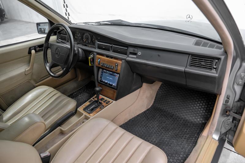 1992 Mercedes-Benz 190 E 2.3 Sedan 4D 16