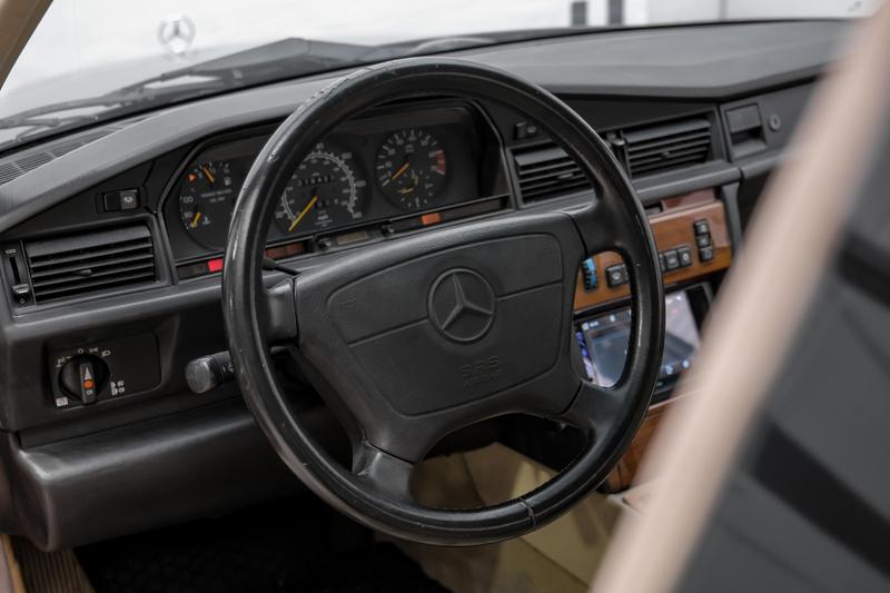 1992 Mercedes-Benz 190 E 2.3 Sedan 4D 22