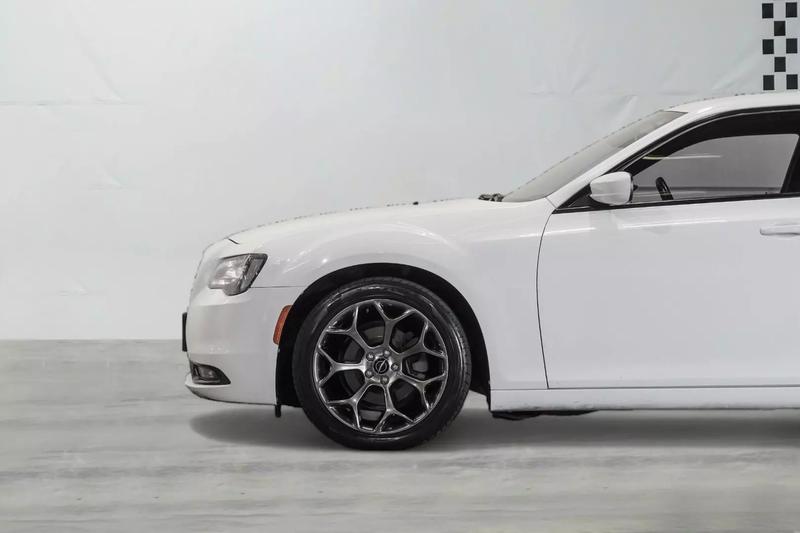 2018 Chrysler 300 300S Sedan 4D 10