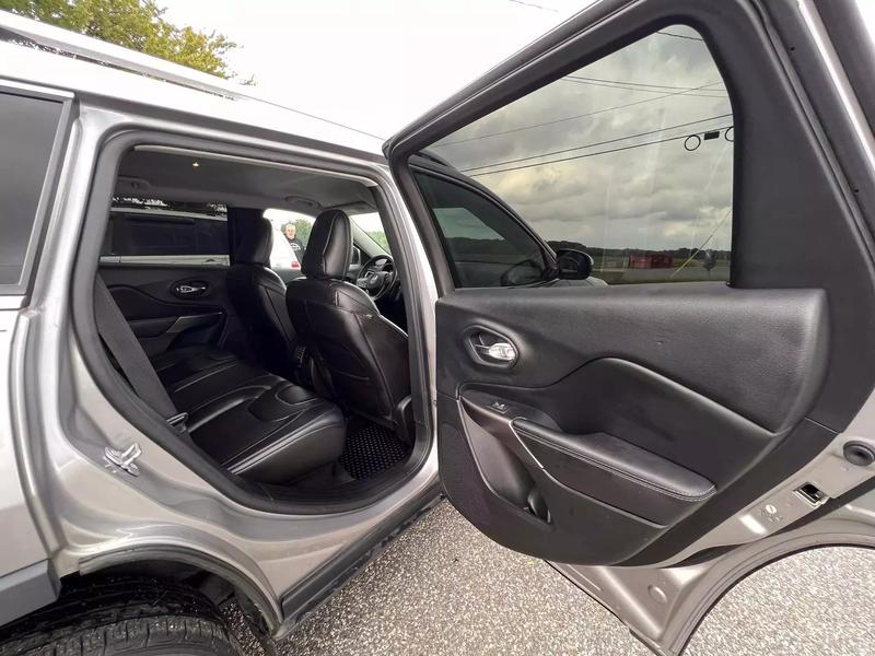 2019 Jeep Cherokee Latitude Plus Sport Utility 4D 29