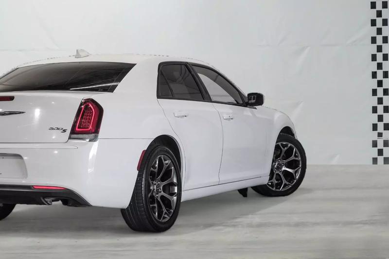 2018 Chrysler 300 300S Sedan 4D 13