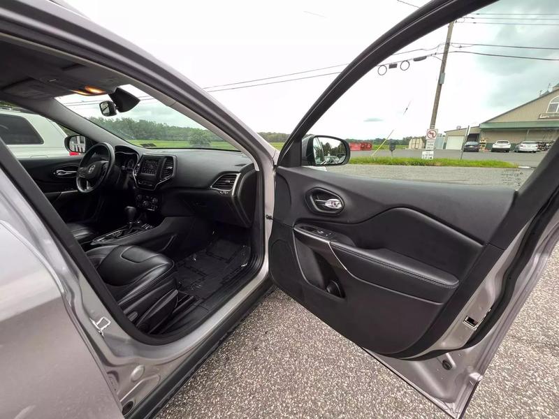 2019 Jeep Cherokee Latitude Plus Sport Utility 4D 33