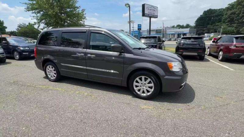 2015 Chrysler Town & Country Touring Minivan 4D 14