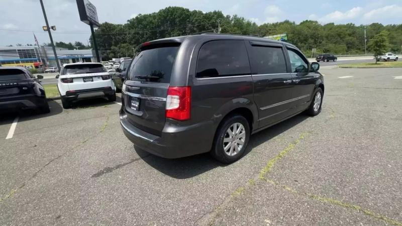 2015 Chrysler Town & Country Touring Minivan 4D 10