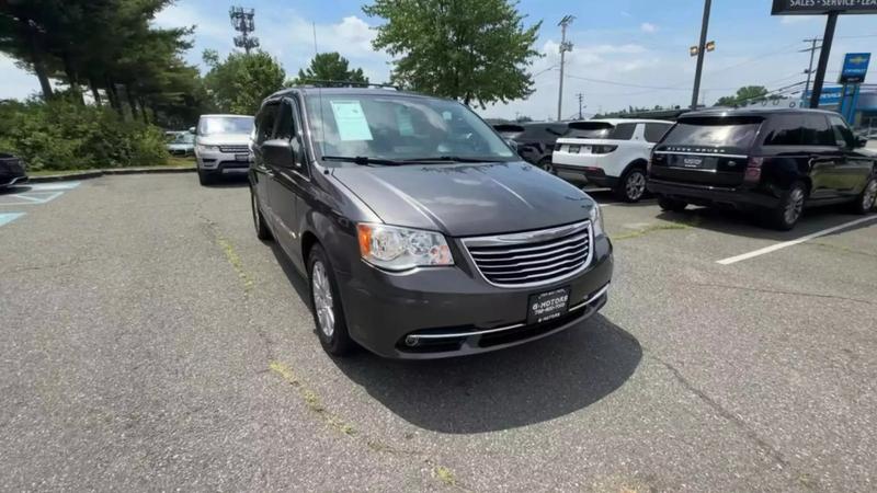 2015 Chrysler Town & Country Touring Minivan 4D 16