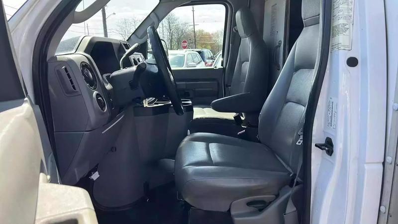 2018 Ford E350 Super Duty Cutaway Cutaway Van 2D 15