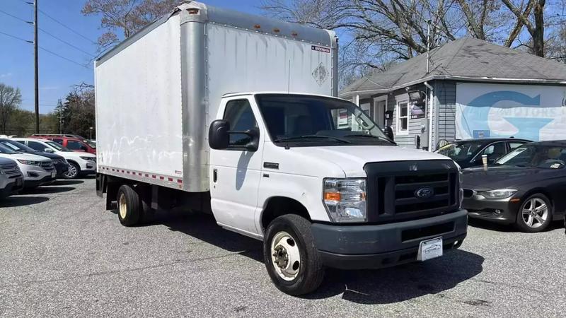 2018 Ford E350 Super Duty Cutaway Cutaway Van 2D 13