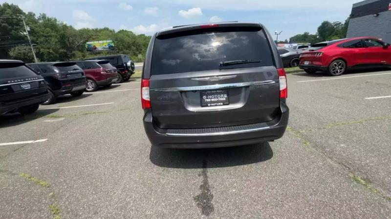 2015 Chrysler Town & Country Touring Minivan 4D 8