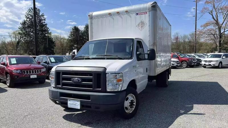 2018 Ford E350 Super Duty Cutaway Cutaway Van 2D 9