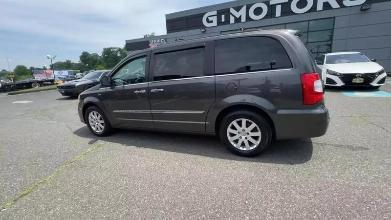 2015 Chrysler Town & Country Touring Minivan 4D 5