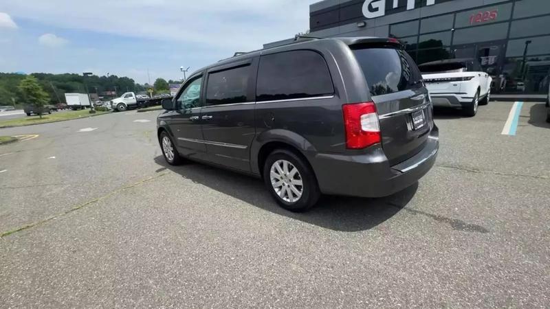 2015 Chrysler Town & Country Touring Minivan 4D 6