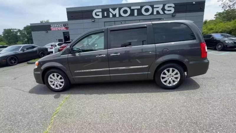 2015 Chrysler Town & Country Touring Minivan 4D 4