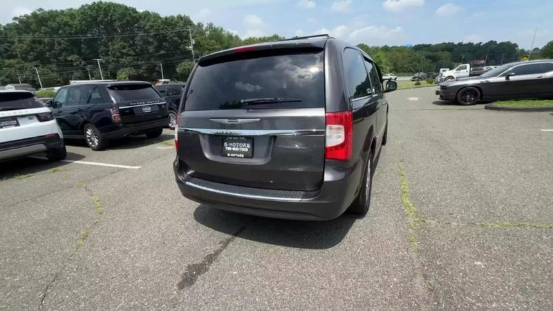 2015 Chrysler Town & Country Touring Minivan 4D 9