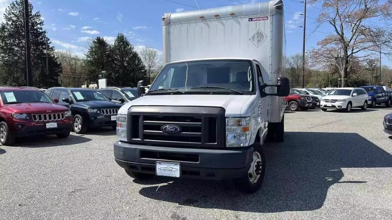 2018 Ford E350 Super Duty Cutaway Cutaway Van 2D 8