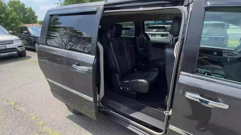 2015 Chrysler Town & Country Touring Minivan 4D 25